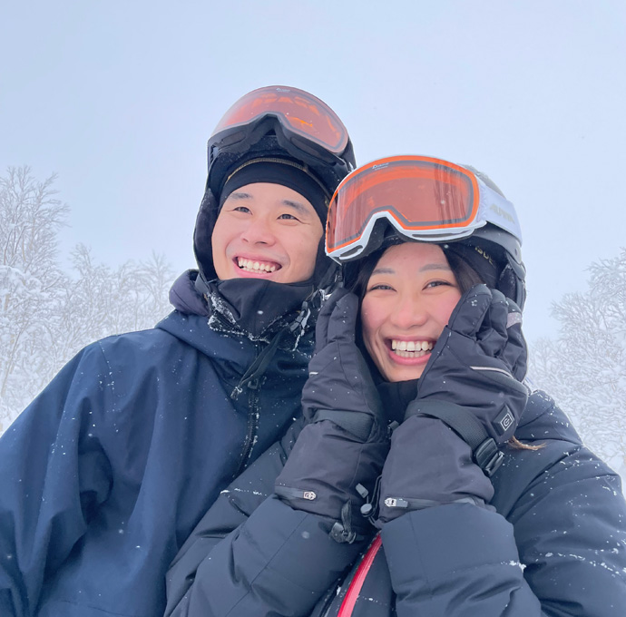 パウダースノーサファリ体験ツアーに参加したカップル
