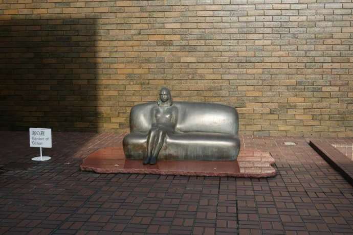 新潟市美術館に展示されている峯田義郎・部屋の中の午後(1人)