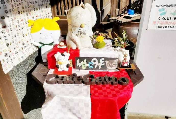 入口に飾られている猫グッズ