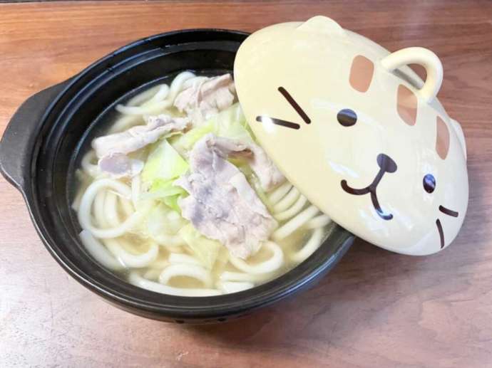 「猫カフェ紅葉」の喫茶コーナーで提供される猫なべうどん