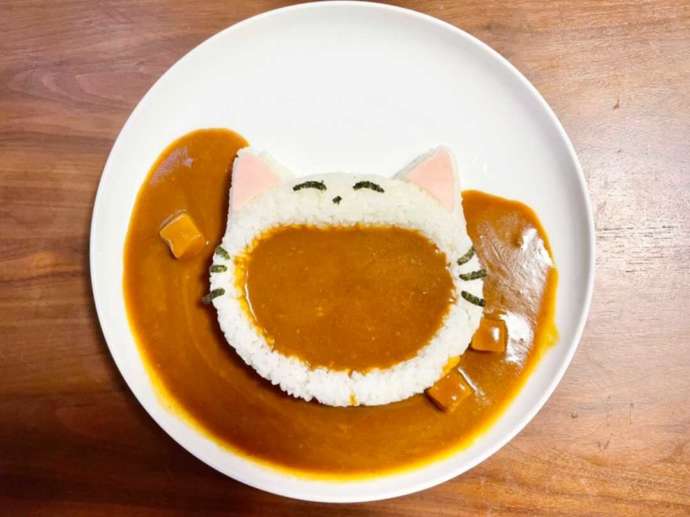 「猫カフェ紅葉」の喫茶コーナーで提供されるカレーライス