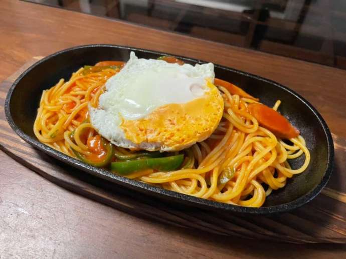 「猫カフェ紅葉」の喫茶コーナーで提供されるスパゲティーナポリタン