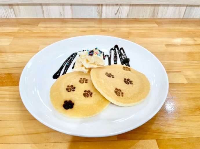 「猫カフェ紅葉」の喫茶コーナーで提供されるパンケーキ