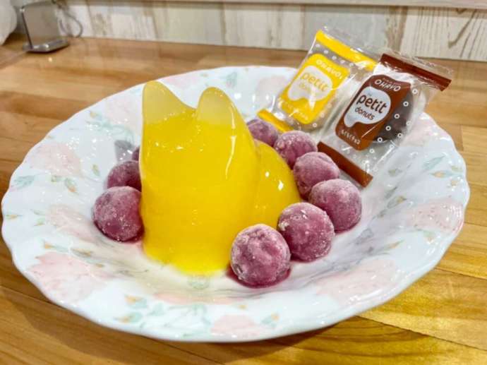 「猫カフェ紅葉」の喫茶コーナーで提供されるオレンジゼリー