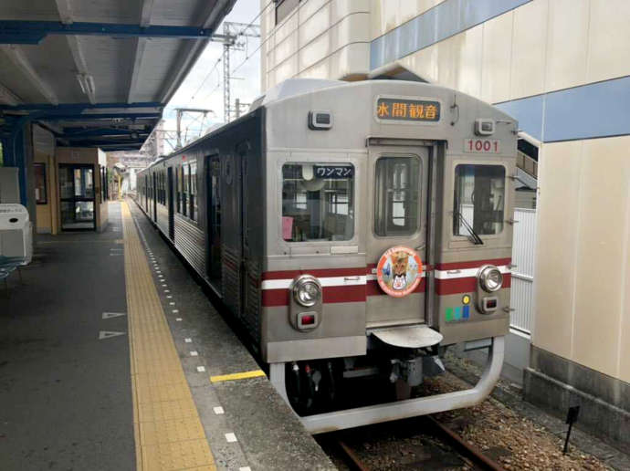 3周年記念の猫ヘッドマーク付きで運行する水間鉄道の電車