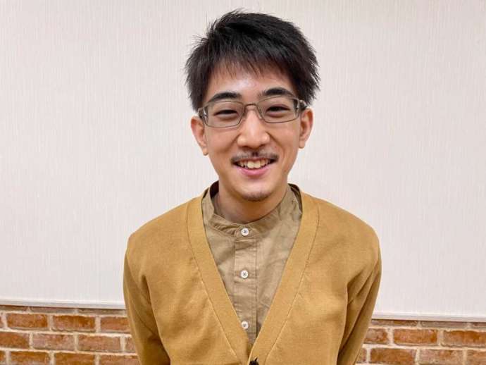「猫カフェ紅葉」の店長である後舎さん