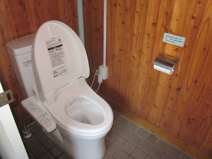 判官館森林公園キャンプ場トイレ内部