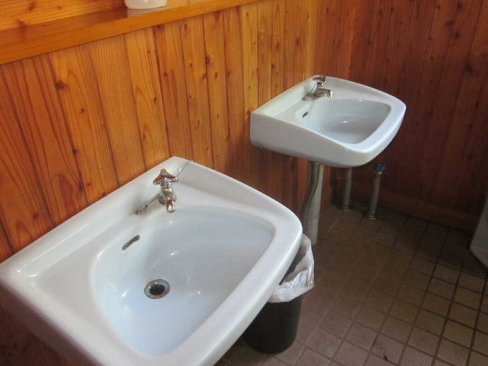 判官館森林公園キャンプ場トイレにある洗面台