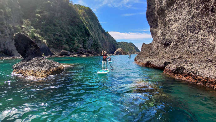 岩場に囲まれた美しい海