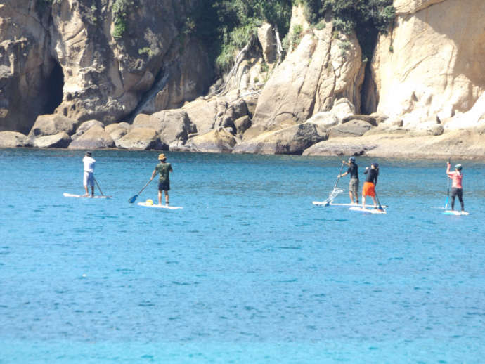 西伊豆の海でSUPをする人々