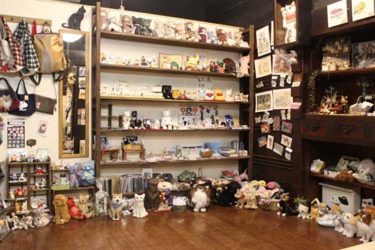 京都府左京市にある猫猫寺のたくさんの雑貨