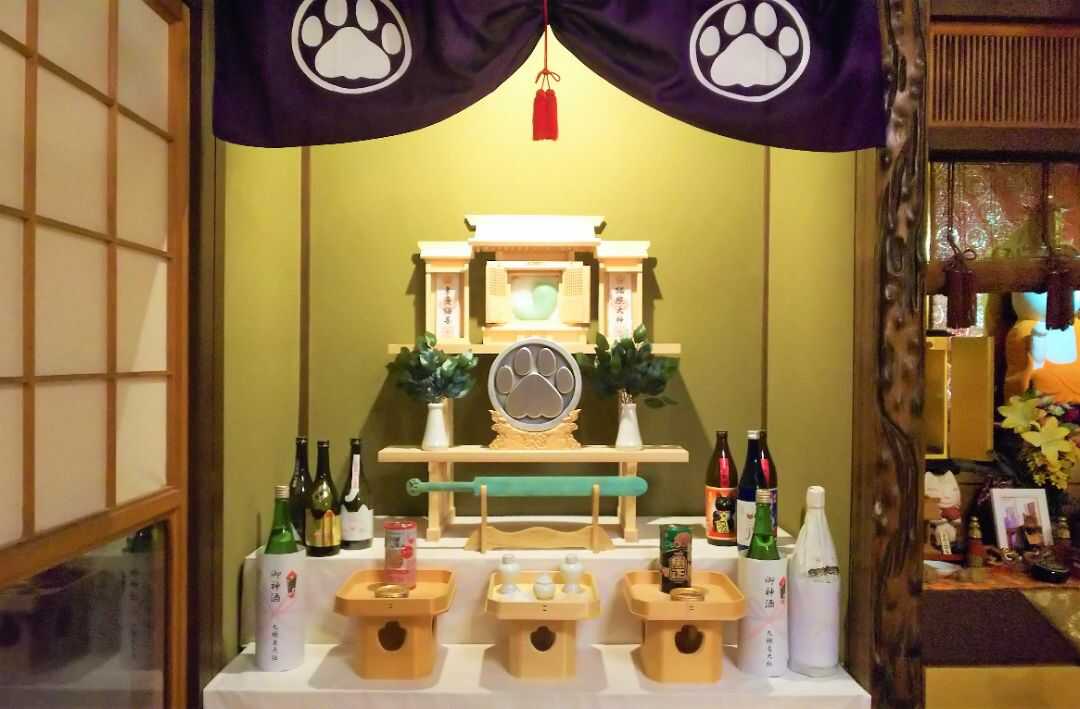 京都府左京区にある猫猫寺のお供え