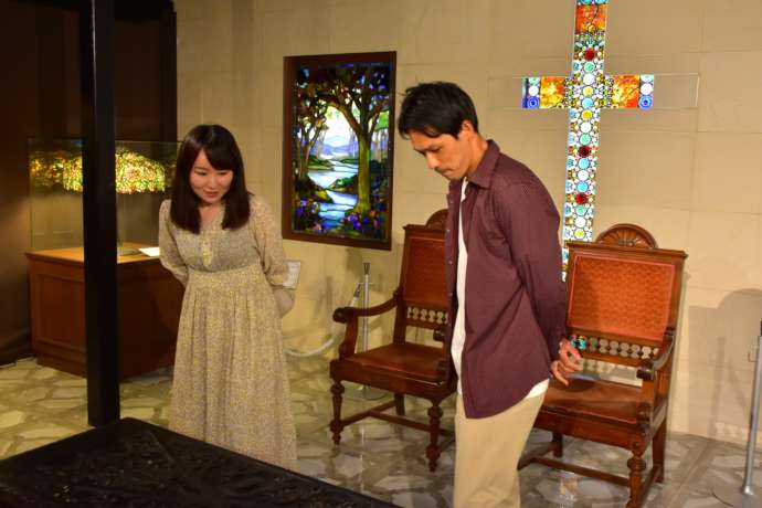 「ニューヨークランプミュージアム」の展示室の中央にあるクロスが輝くフォトスポット