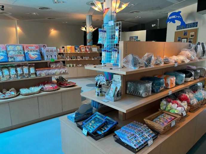 茨城県東茨城郡にある「ひたちなかエネルギーロジテック大洗マリンタワー」の売店に並ぶお土産