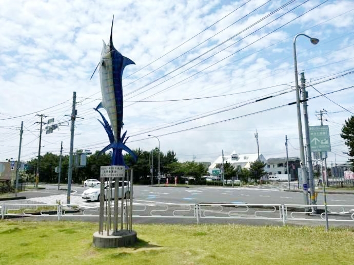 茨城県東茨城郡の「ひたちなかエネルギーロジテック大洗マリンタワー」にあるカジキのモニュメント