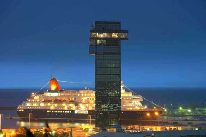 茨城県東茨城郡にある「ひたちなかエネルギーロジテック大洗マリンタワー」と夜景