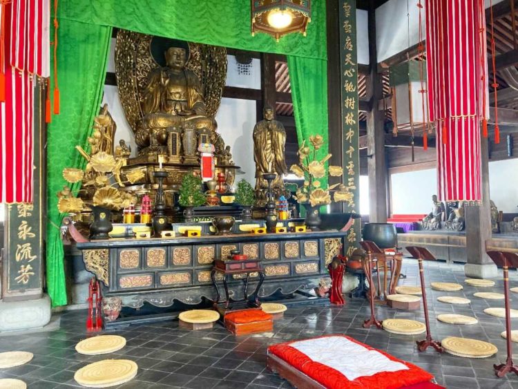 萬福寺の仏前式会場の内観