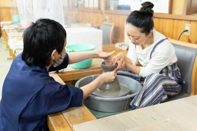 「おおのキャンパス」で陶芸体験の講師をしている方と体験者