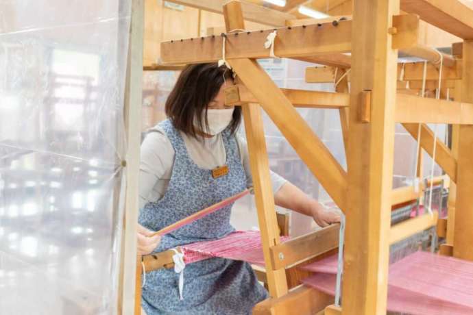 「おおのキャンパス」で裂織体験の講師をしている方