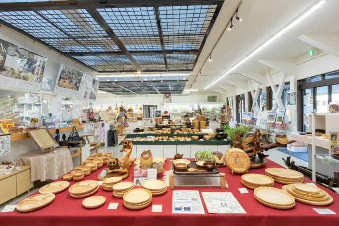 木工工房で展示・販売される木工品