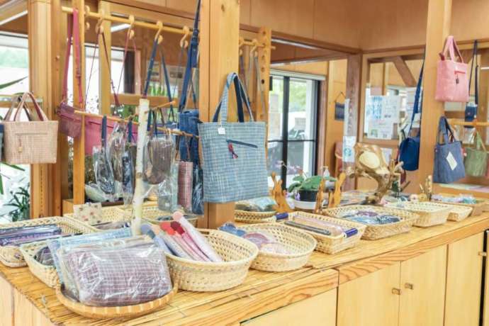 裂織工房で販売される裂織製品