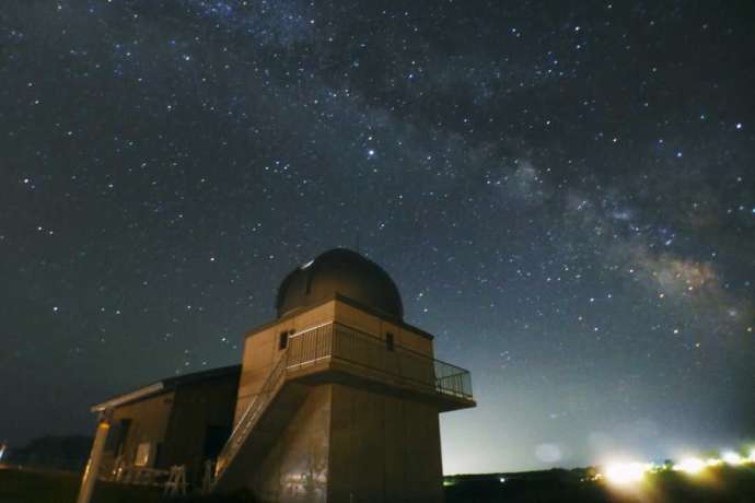 「おおのキャンパス」内の「ひろのまきば天文台」の外観と夜空