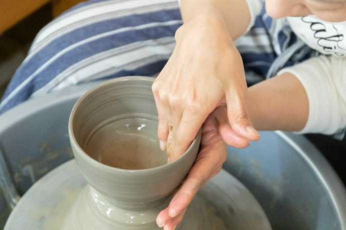 陶芸体験にてロクロを回している様子