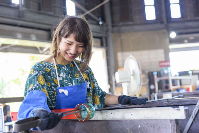 沖縄県南城市にある「おきなわワールド」での琉球ガラス体験の様子
