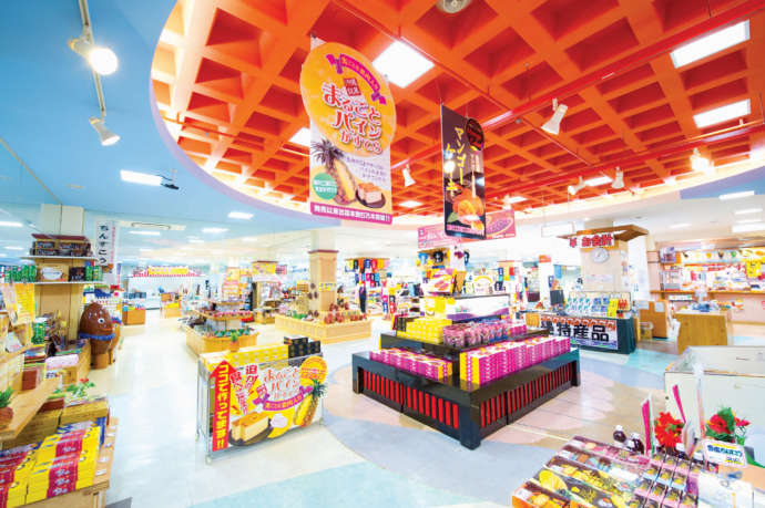 沖縄県南城市の「おきなわワールド」にあるおみやげ専門店街