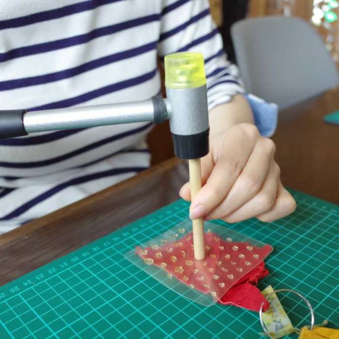鹿革に刻印を付けている様子