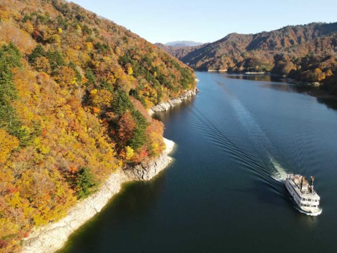 銀山平温泉 奥只見山荘付近で楽しめる奥只見湖遊覧船