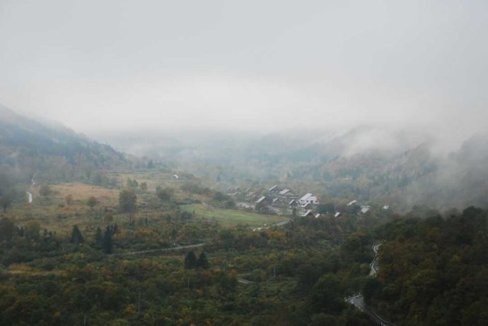 朝靄に包まれる銀山平温泉 奥只見山荘