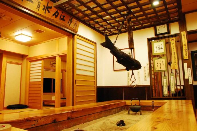 銀山平温泉 奥只見山荘の玄関ロビーには囲炉裏がある