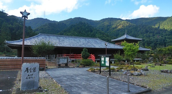 暦会館の外観