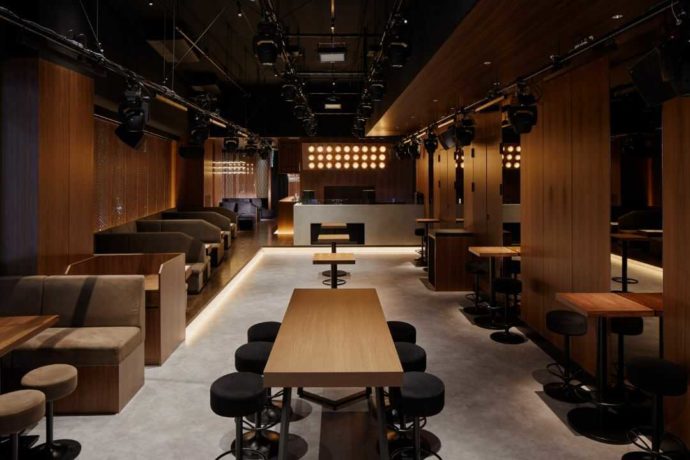 or MIYASHITA PARKの夜の店内