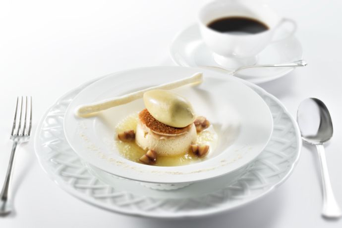 葉山ホテル音羽ノ森別邸の料理(デザート)「和栗のブリュレ ほうじ茶のグラス」