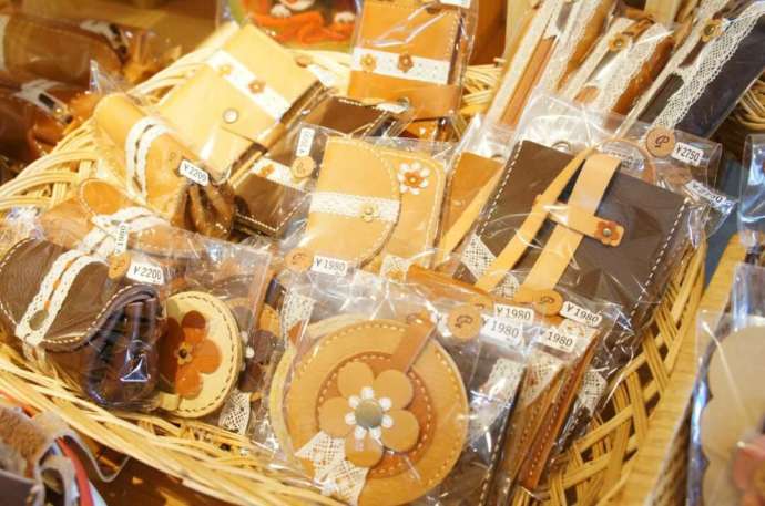 販売されている革小物