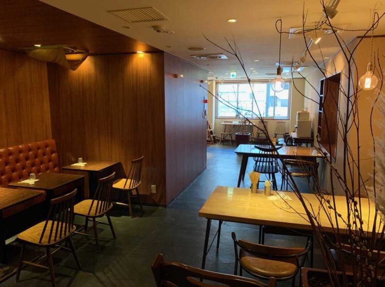 汁なし担担麺ピリリの奥側から見た内観