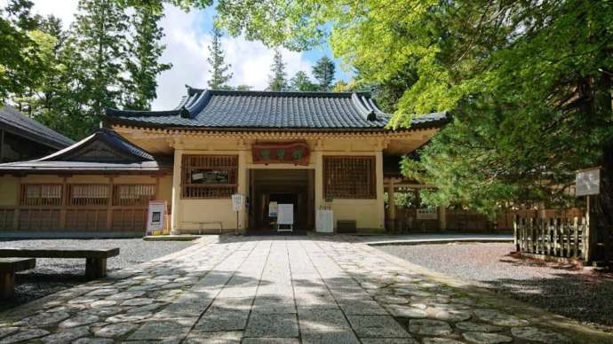 高野山霊宝館の正面玄関