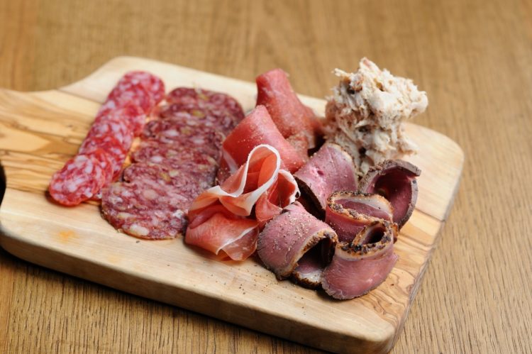 レゾナンスでカップルに人気の料理生ハムサラミの盛り合わせ