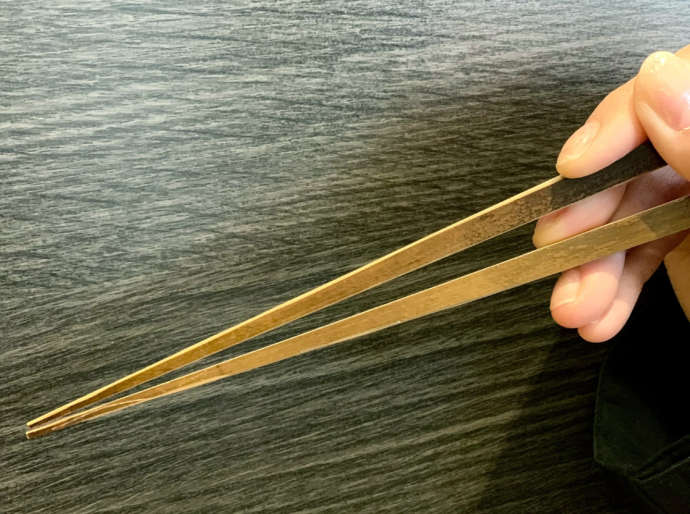 牡蠣棚作りに使用した竹を再利用して作る「竹箸作り」