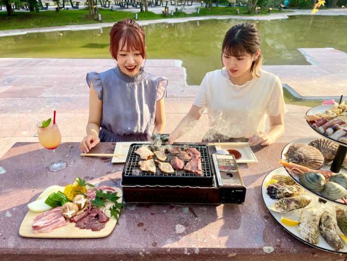 「浜焼グリル離宮」でBBQを楽しむ女性グループ