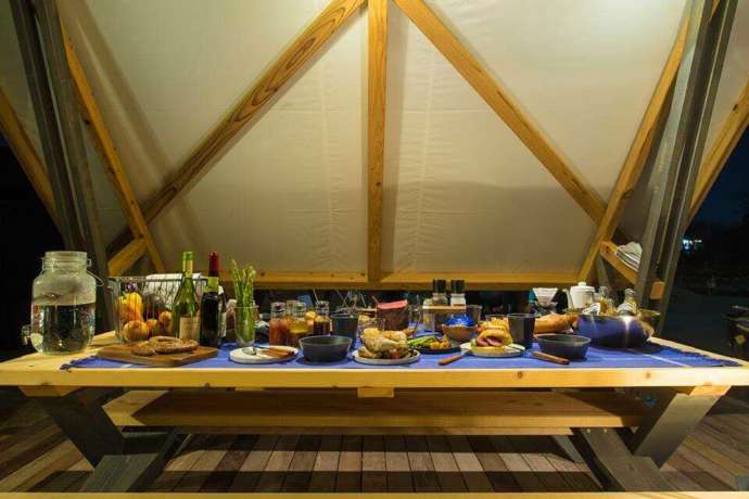 リバーポート美濃加茂のテントサイトで夜のBBQ風景