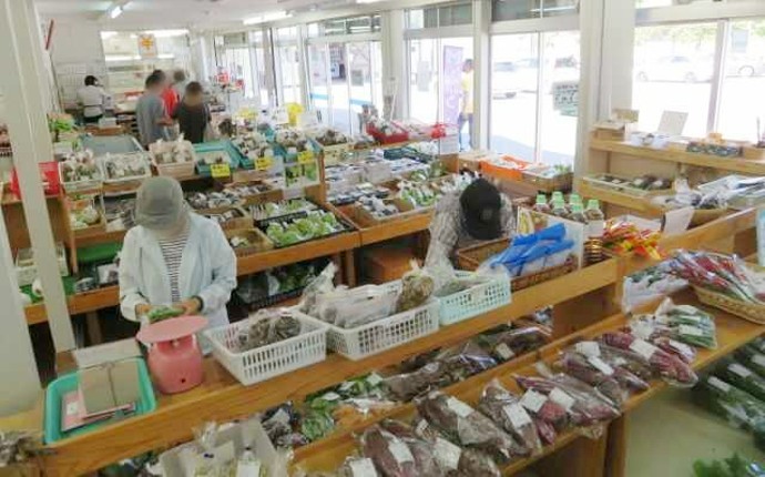 道の駅「たかはた」にある直売所の売り場風景