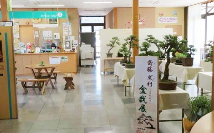 道の駅「たかはた」で開催された町民による盆栽展の様子