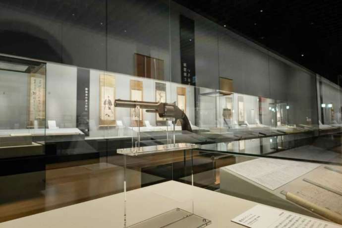 高知県立坂本龍馬記念館の常設展示室にある龍馬が所持していたものと同型のピストル