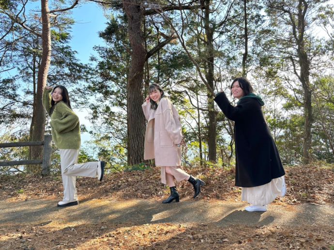 熊本県上天草市にある「龍ヶ岳山頂自然公園キャンプ場」を散策する女性たち