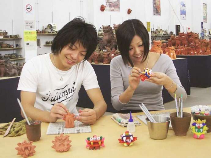シーサー作り体験制作中のカップル写真