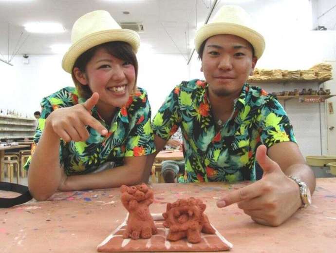 素焼きシーサー作りを体験したカップルの記念写真
