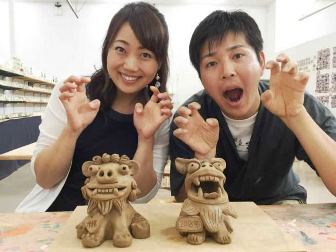 本格陶器シーサー作り体験記念のカップル写真